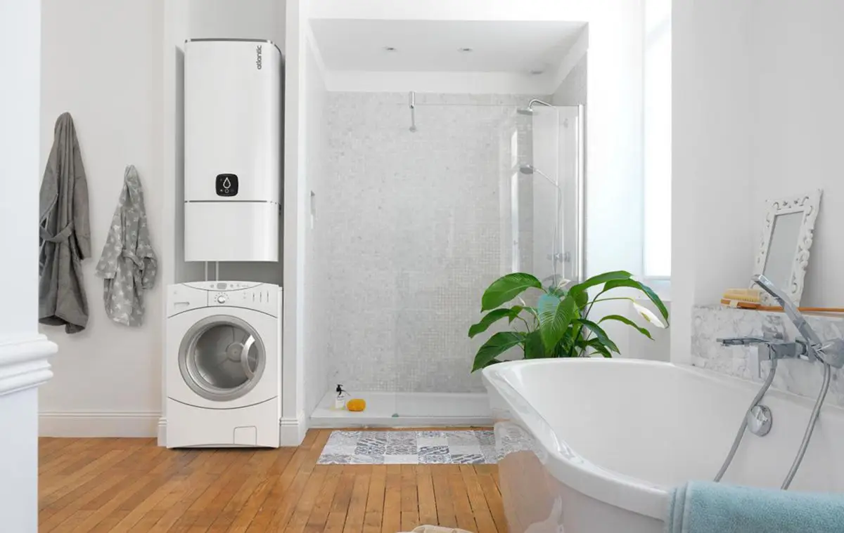 Une salle de bains propre et moderne